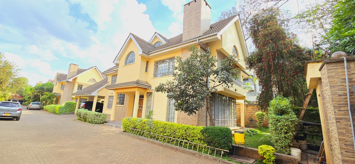 5 Bed Townhouse with En Suite at Lavington - 3