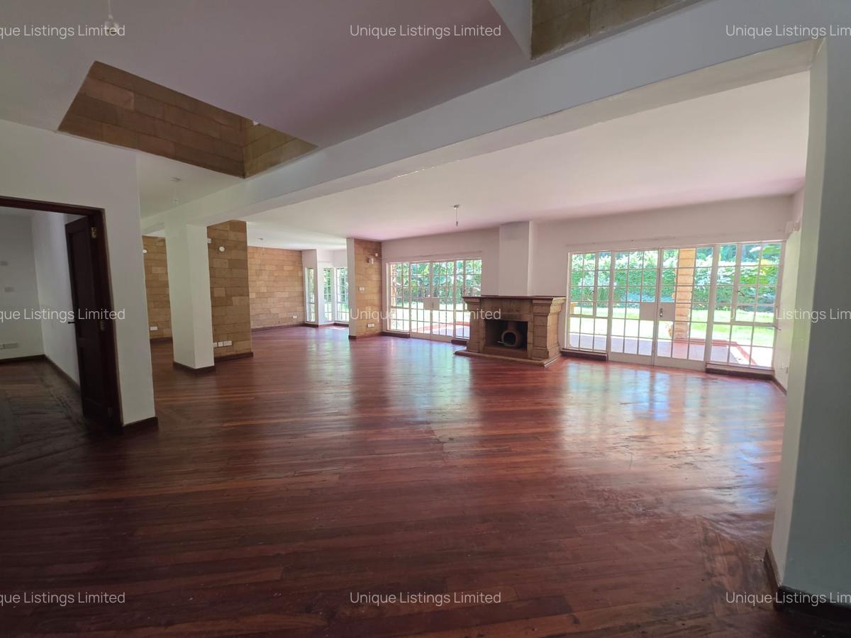 5 Bed Villa with En Suite in Rosslyn - 2