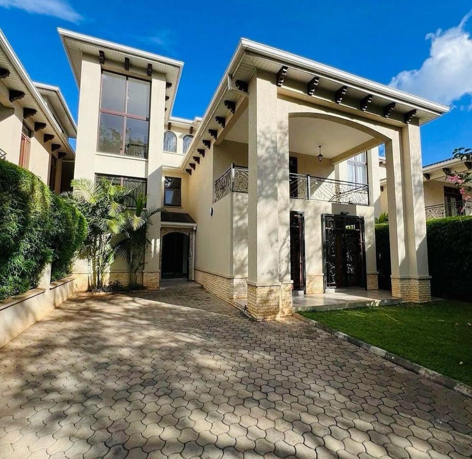 5 Bed House with En Suite in Lavington - 1