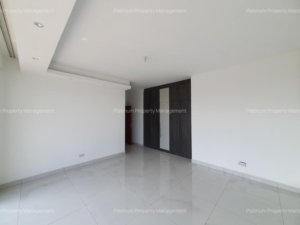 4 Bed Apartment with En Suite in Parklands - 10