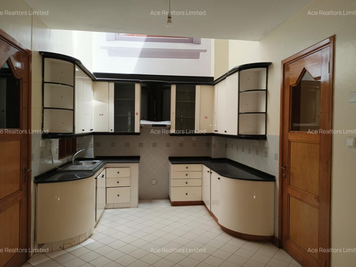 4 Bed Villa with En Suite at Dennis Pritt Road - 7