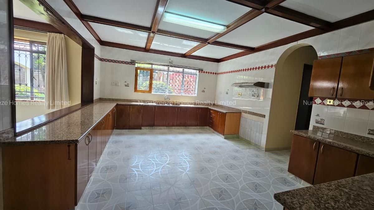 6 Bed House with En Suite in Runda - 3