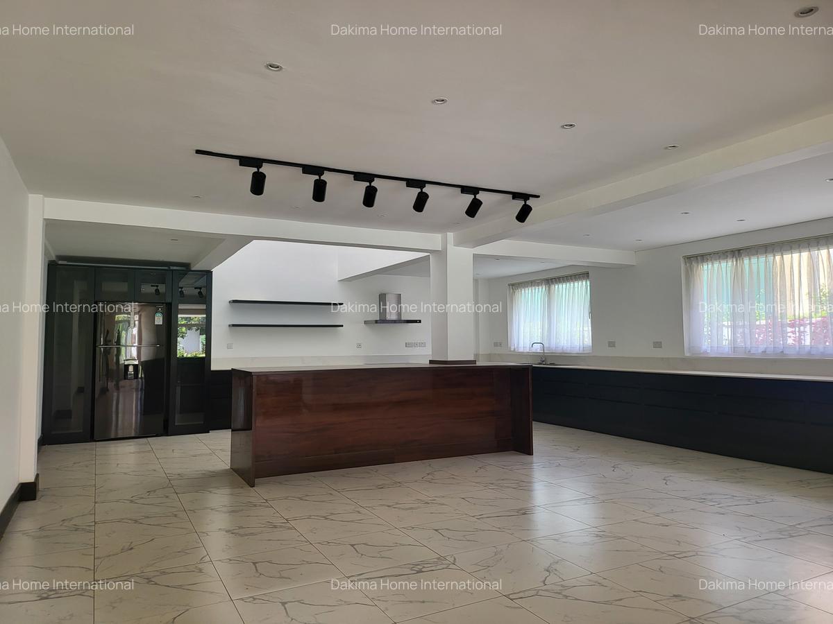 5 Bed House with En Suite in Runda - 2