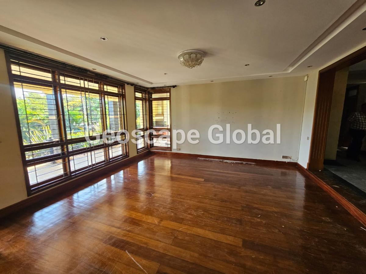 5 Bed House with En Suite in Runda - 10