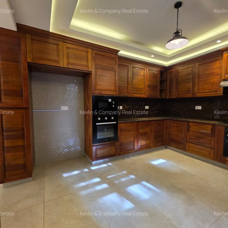 6 Bed Villa with En Suite in Lavington - 3