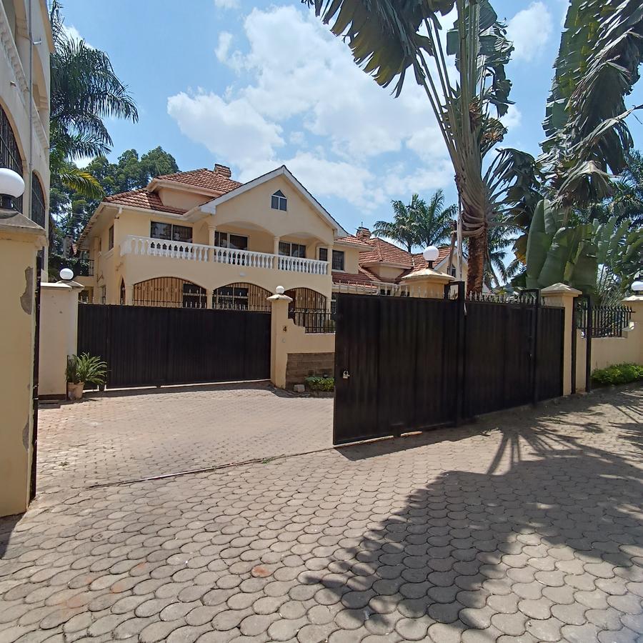 5 Bed House with En Suite in Lavington - 2