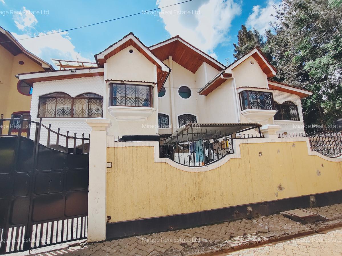 6 Bed House with En Suite in Lavington - 1
