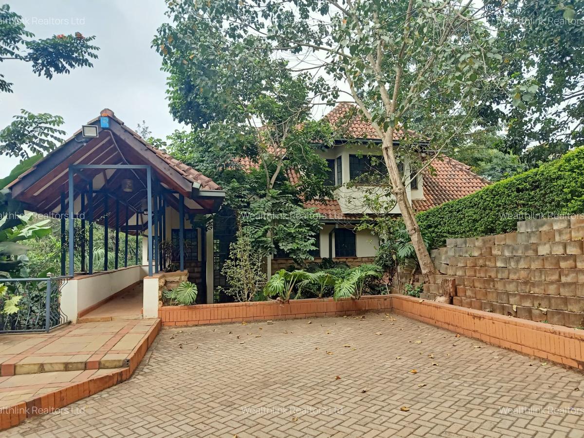 5 Bed Townhouse with En Suite at Lonetree - 1