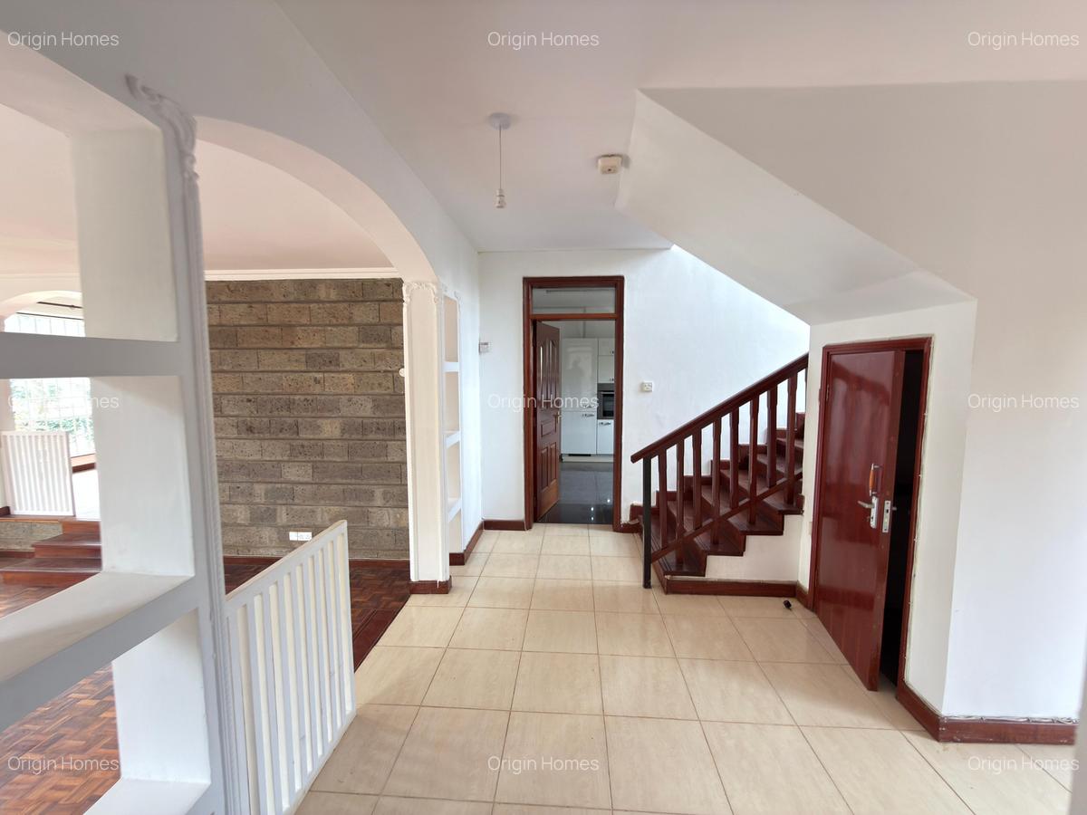4 Bed House with En Suite in Rosslyn - 8