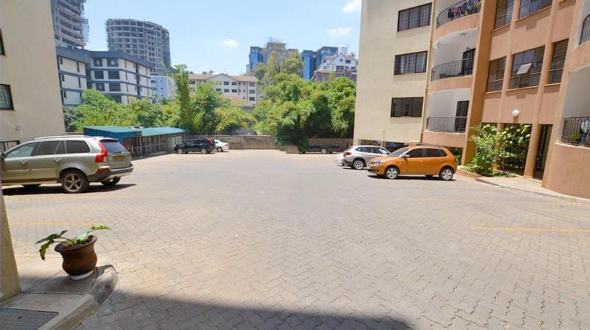 3 Bed Apartment with En Suite at Riverside Drive - 2