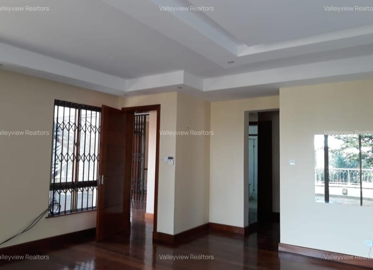 5 Bed Townhouse with En Suite at Lavington - 18