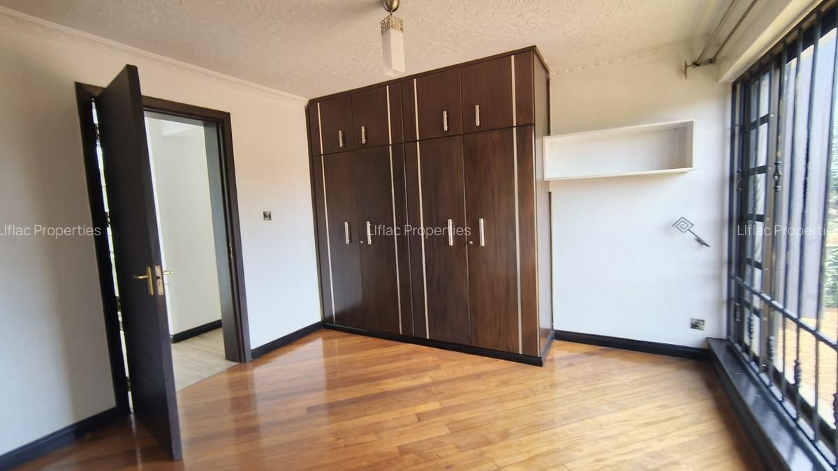 5 Bed House with En Suite in Runda - 12