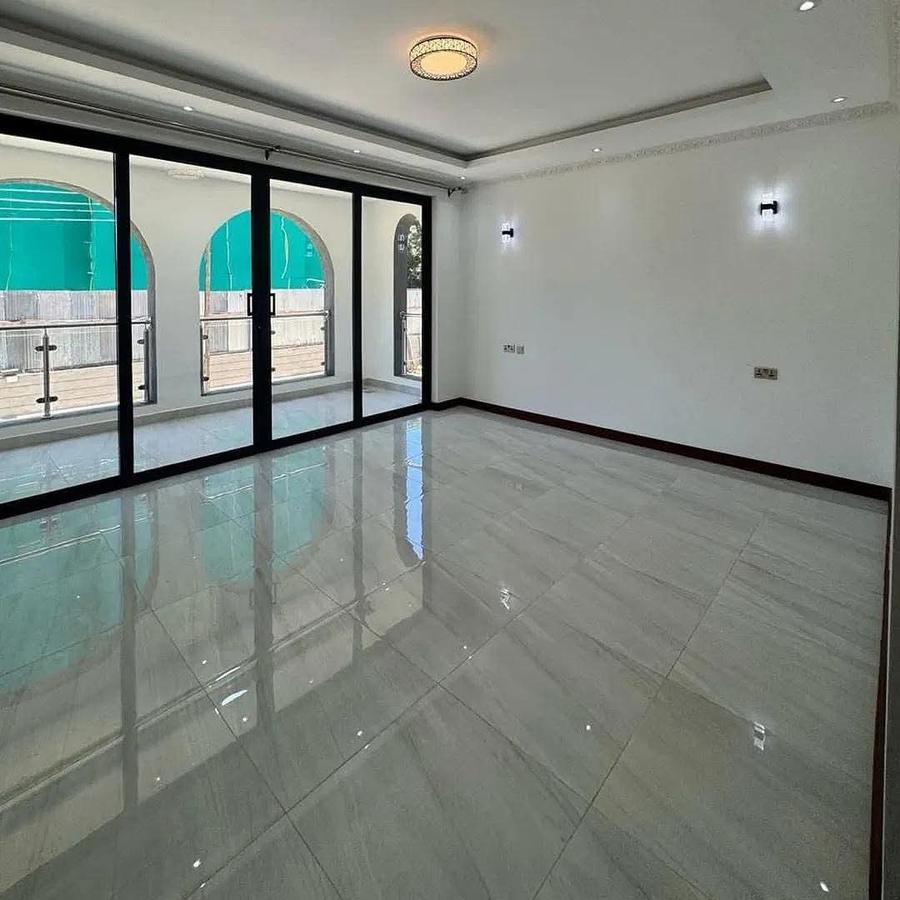 5 Bed House with En Suite in Lavington - 8