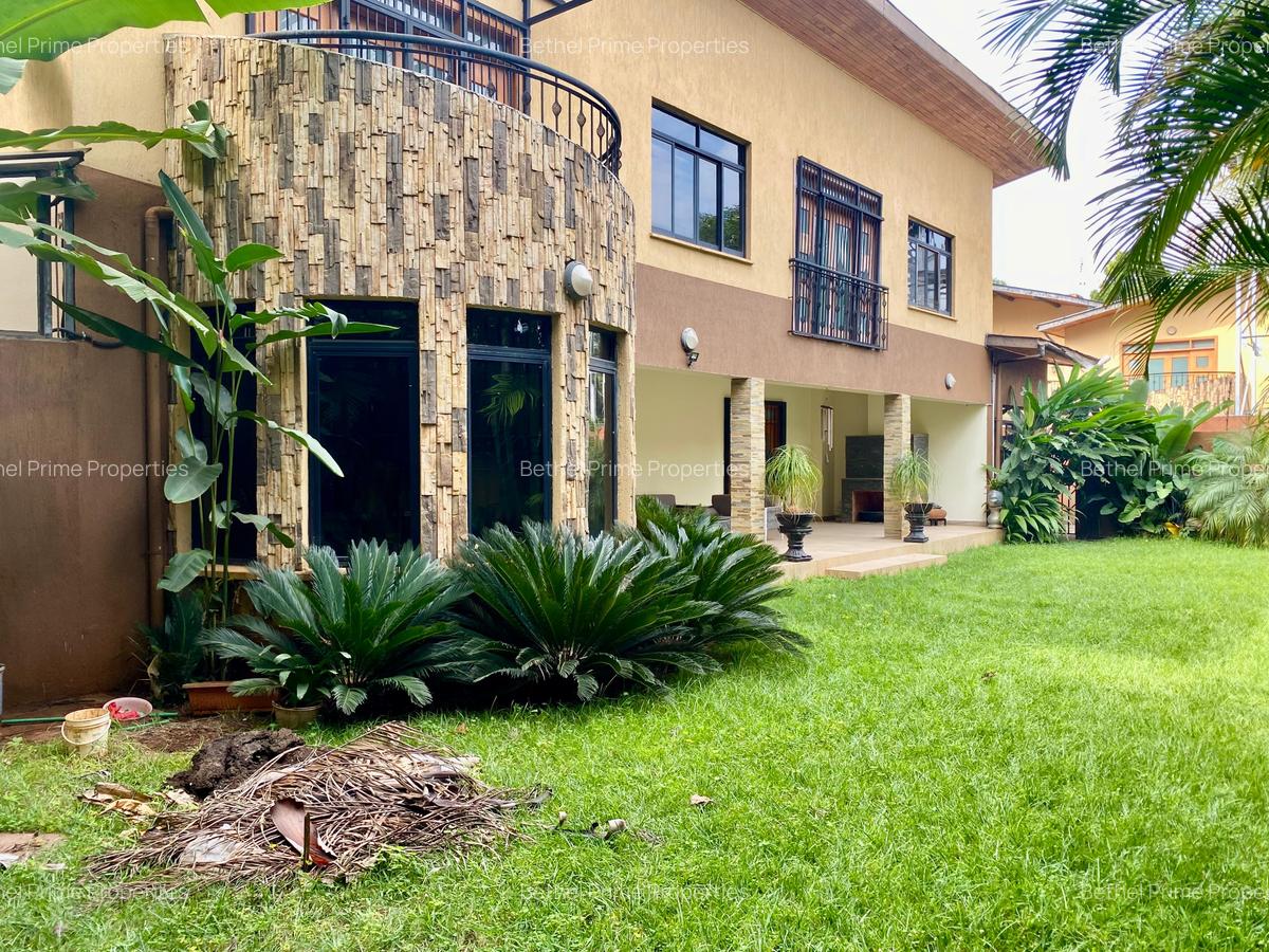 5 Bed Villa with En Suite in Kyuna - 1