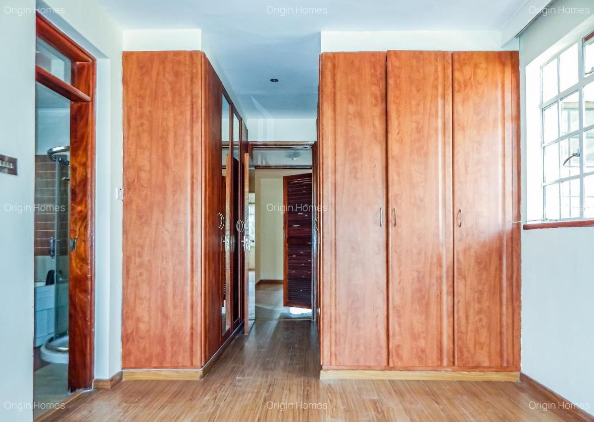 3 Bed Apartment with En Suite at Riverside Drive - 13