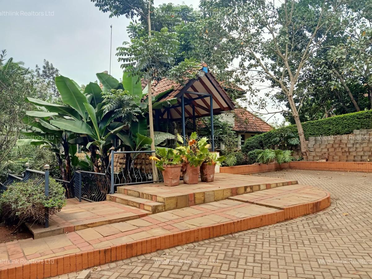 5 Bed Townhouse with En Suite at Lonetree - 11