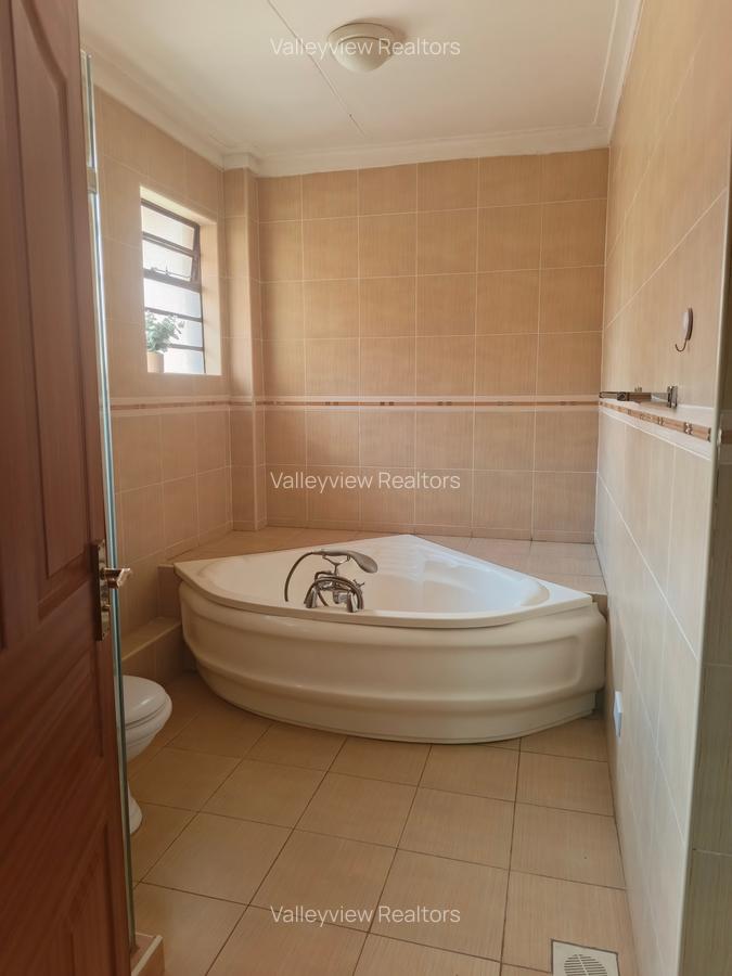 5 Bed Townhouse with En Suite at Lavington - 4