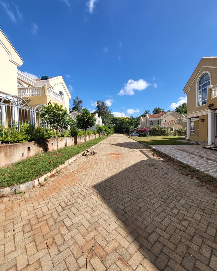 5 Bed House with En Suite in Garden Estate - 2