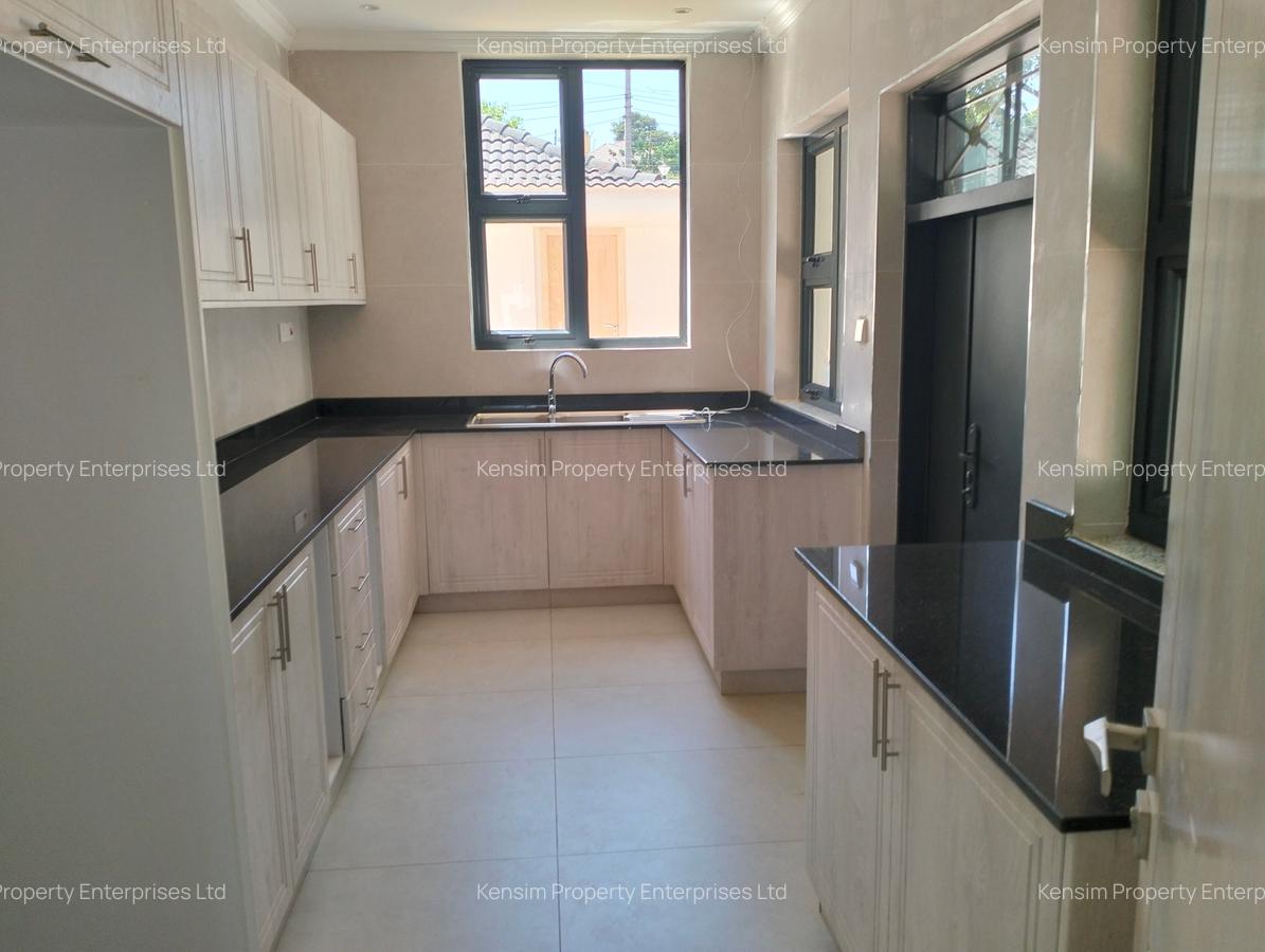 5 Bed House with En Suite in Runda - 8