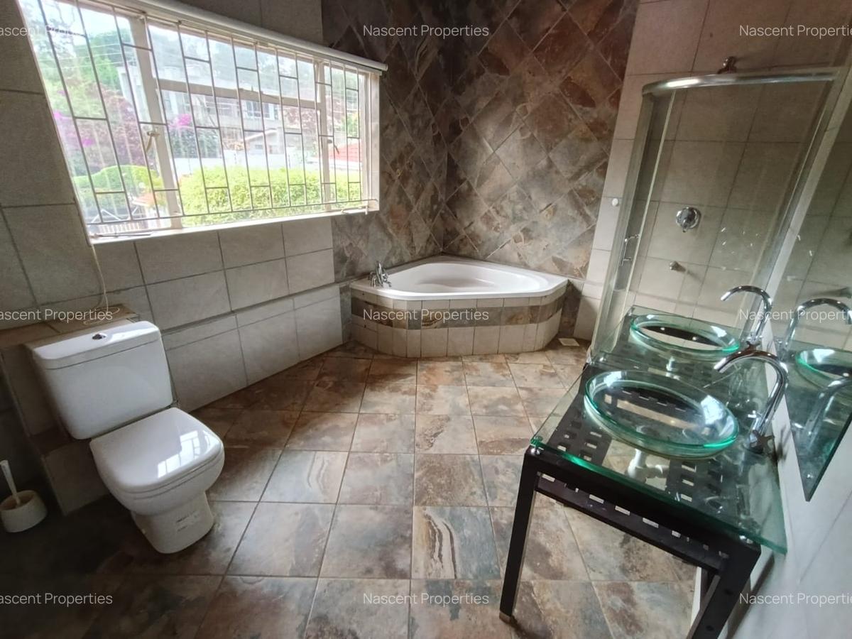 5 Bed House with En Suite in Rosslyn - 16