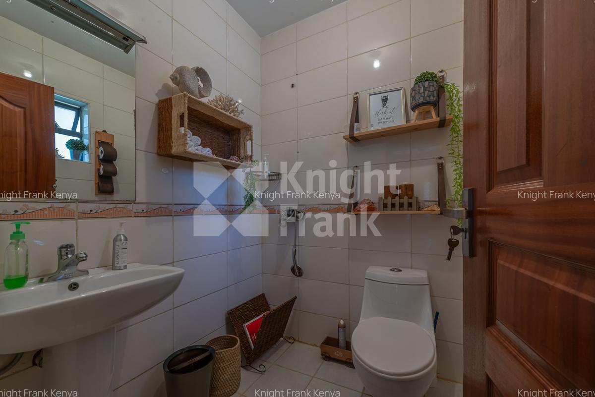 5 Bed House with En Suite in Lavington - 7