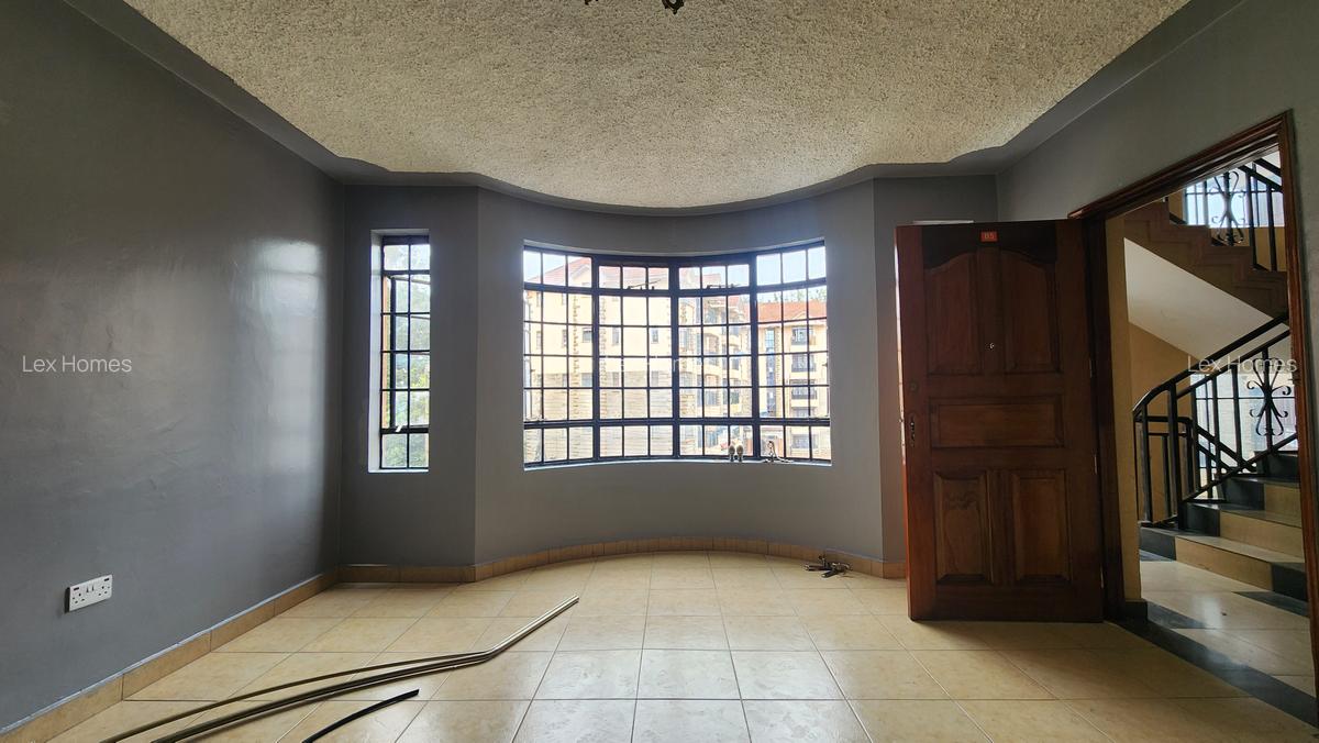 3 Bed Apartment with En Suite at - 4