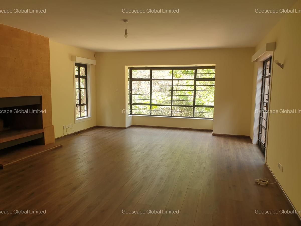 5 Bed House with En Suite in Rosslyn - 3