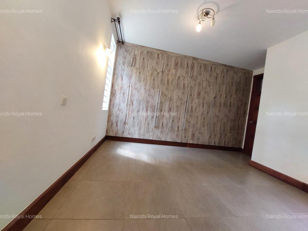 5 Bed House with En Suite at Rosslyn Road - 15