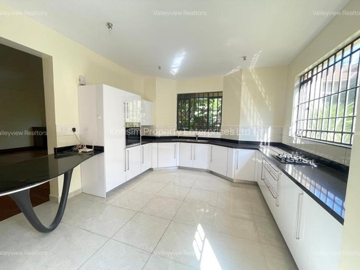 5 Bed Townhouse with En Suite at Lavington - 7
