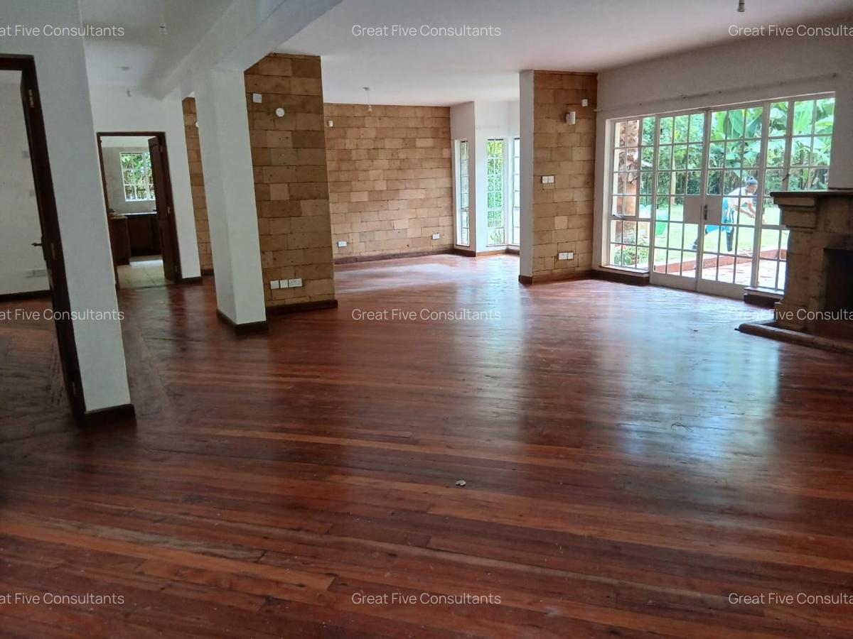 5 Bed Villa with En Suite in Rosslyn - 6