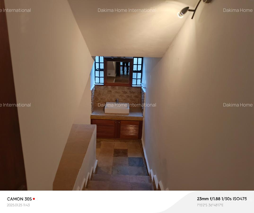 5 Bed Townhouse with En Suite in Spring Valley - 17