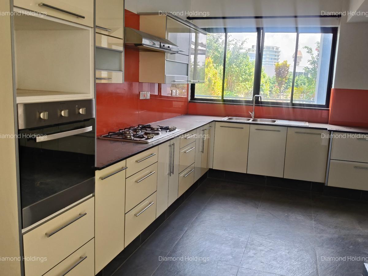 3 Bed Apartment with En Suite in Brookside - 13