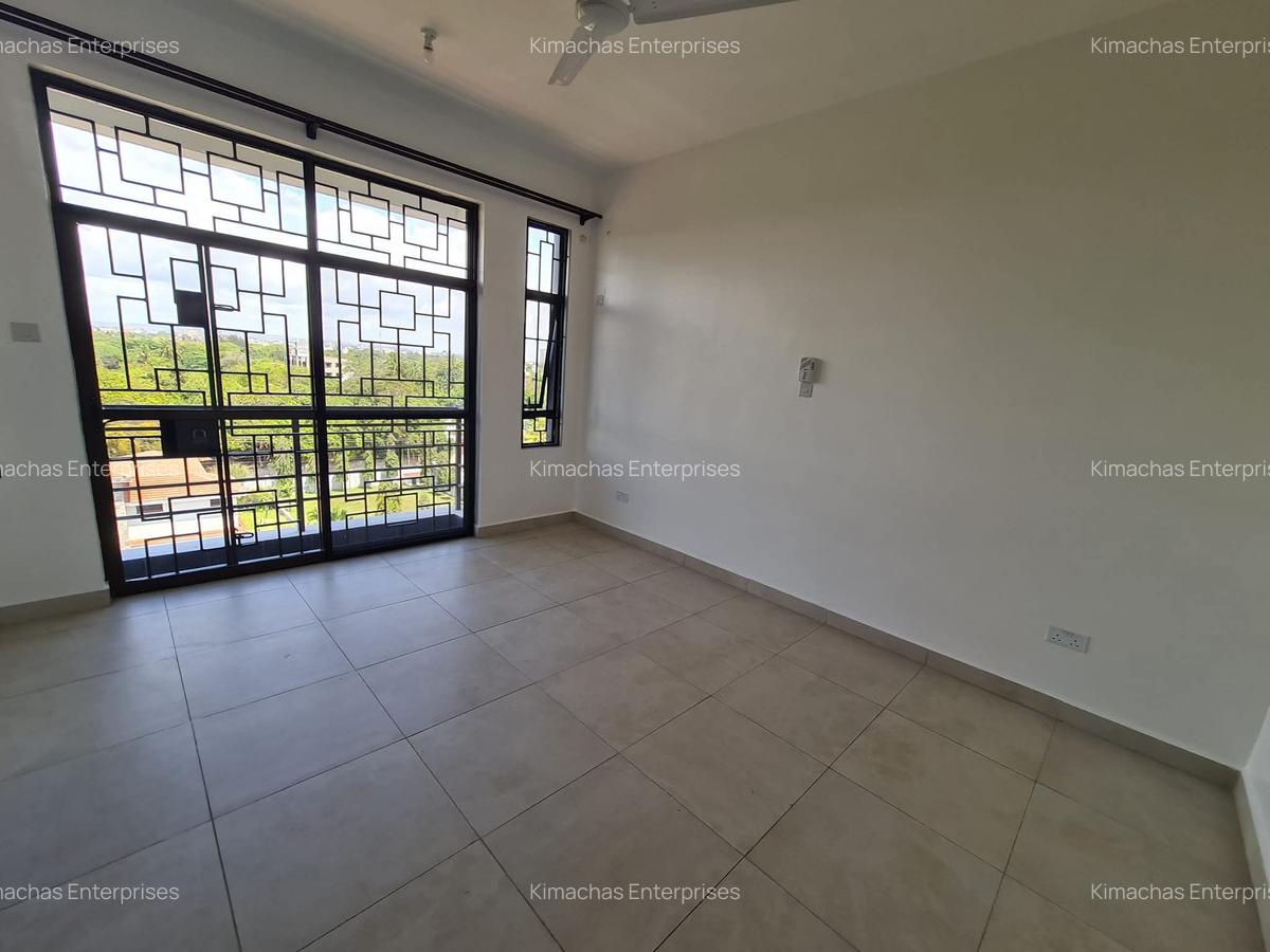 3 Bed Apartment with En Suite at Green Wood Drive - 11
