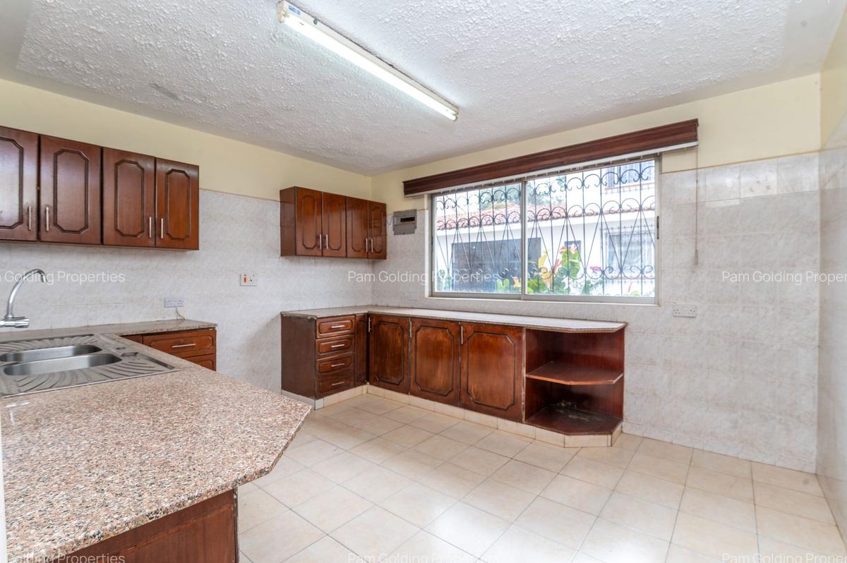 5 Bed Townhouse with En Suite at Ring Road - 3