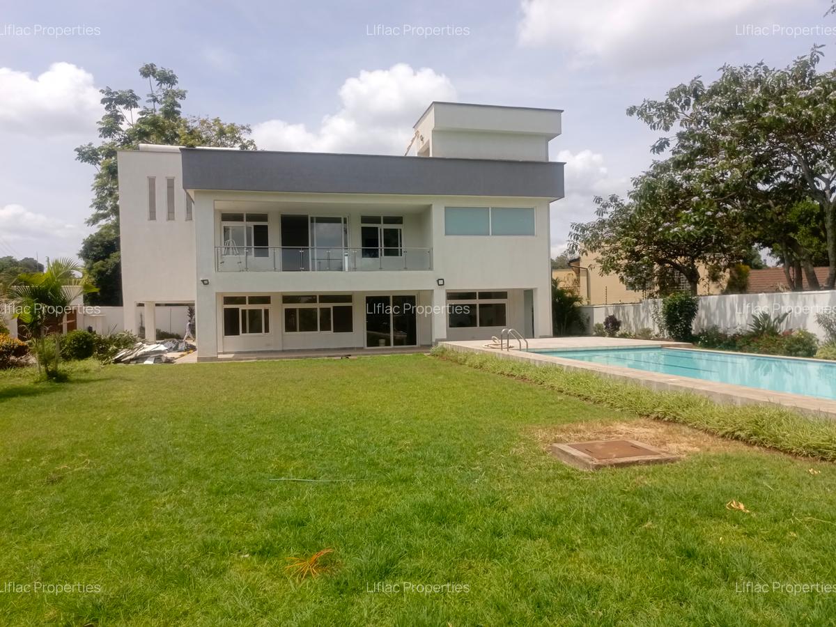 5 Bed House with En Suite in Runda - 1