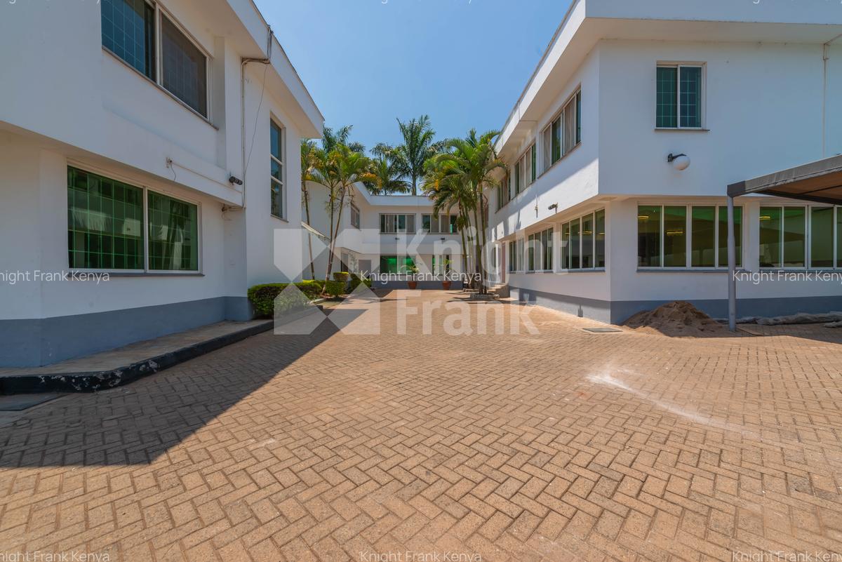 7 Bed House with En Suite at Un Crescent - 3