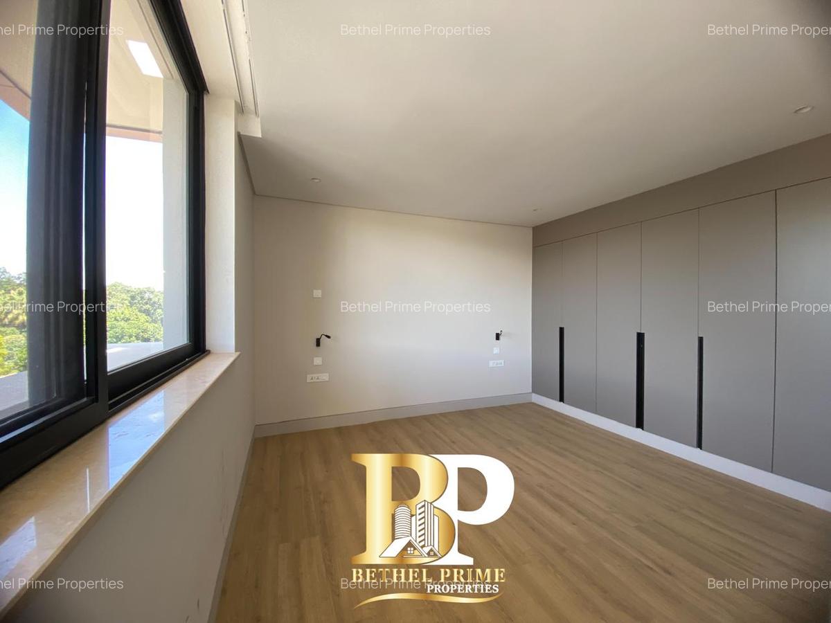 5 Bed Townhouse with En Suite in Brookside - 8