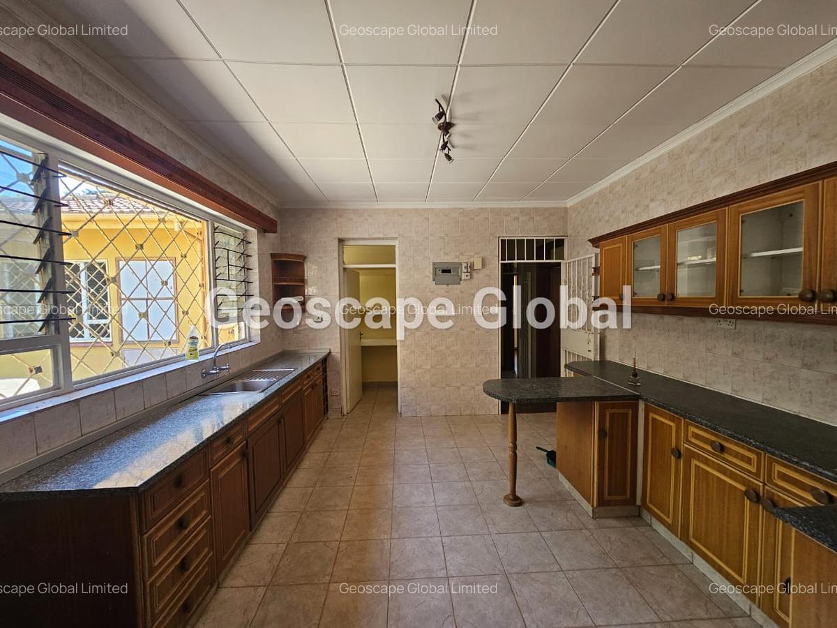 4 Bed House with En Suite in Lavington - 10
