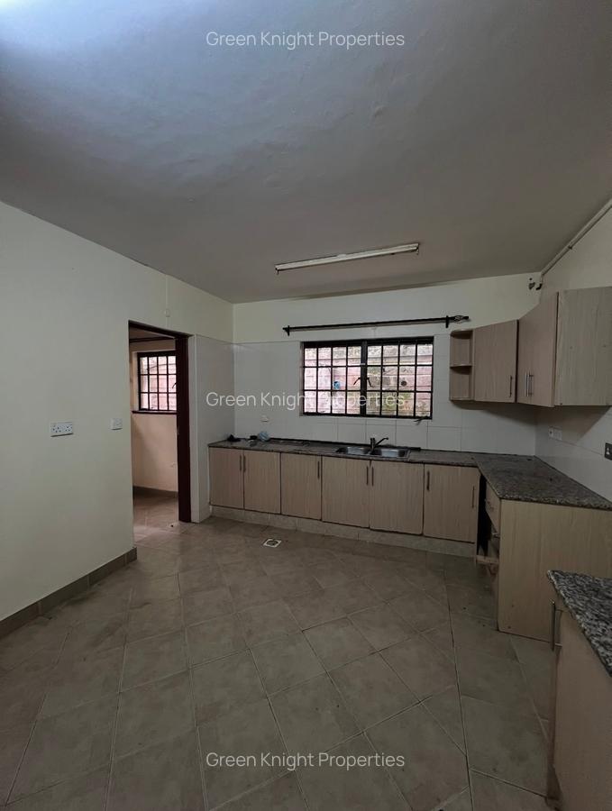 4 Bed House with En Suite in Spring Valley - 3