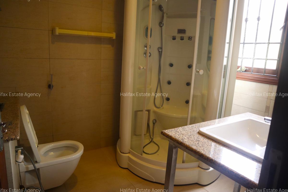 4 Bed Townhouse with En Suite - 12