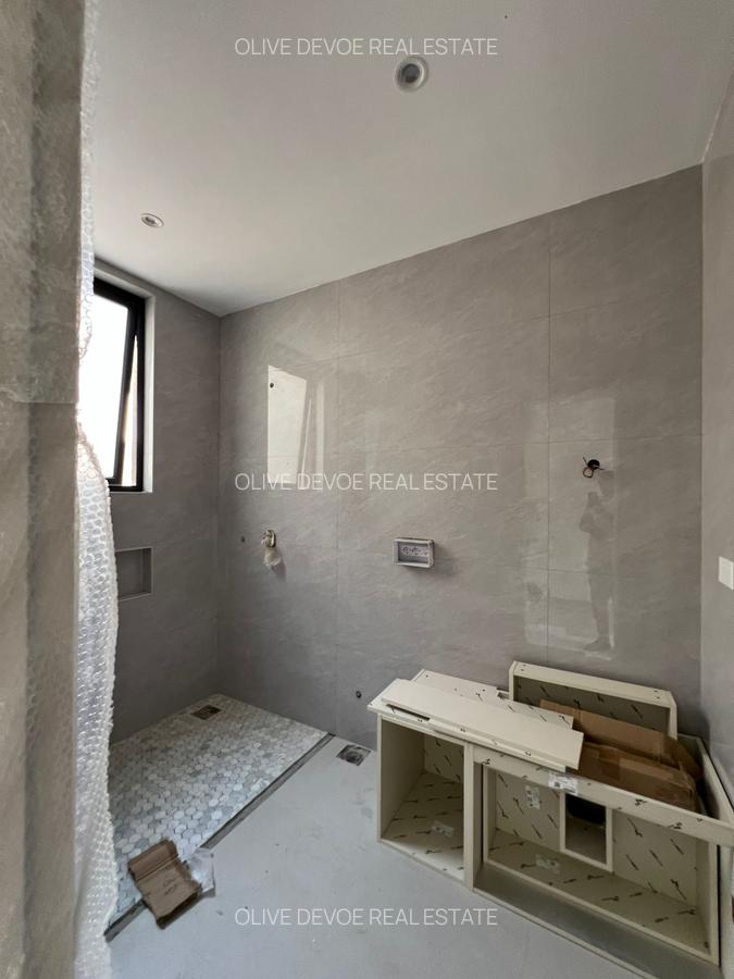 6 Bed Townhouse with En Suite in Lavington - 6