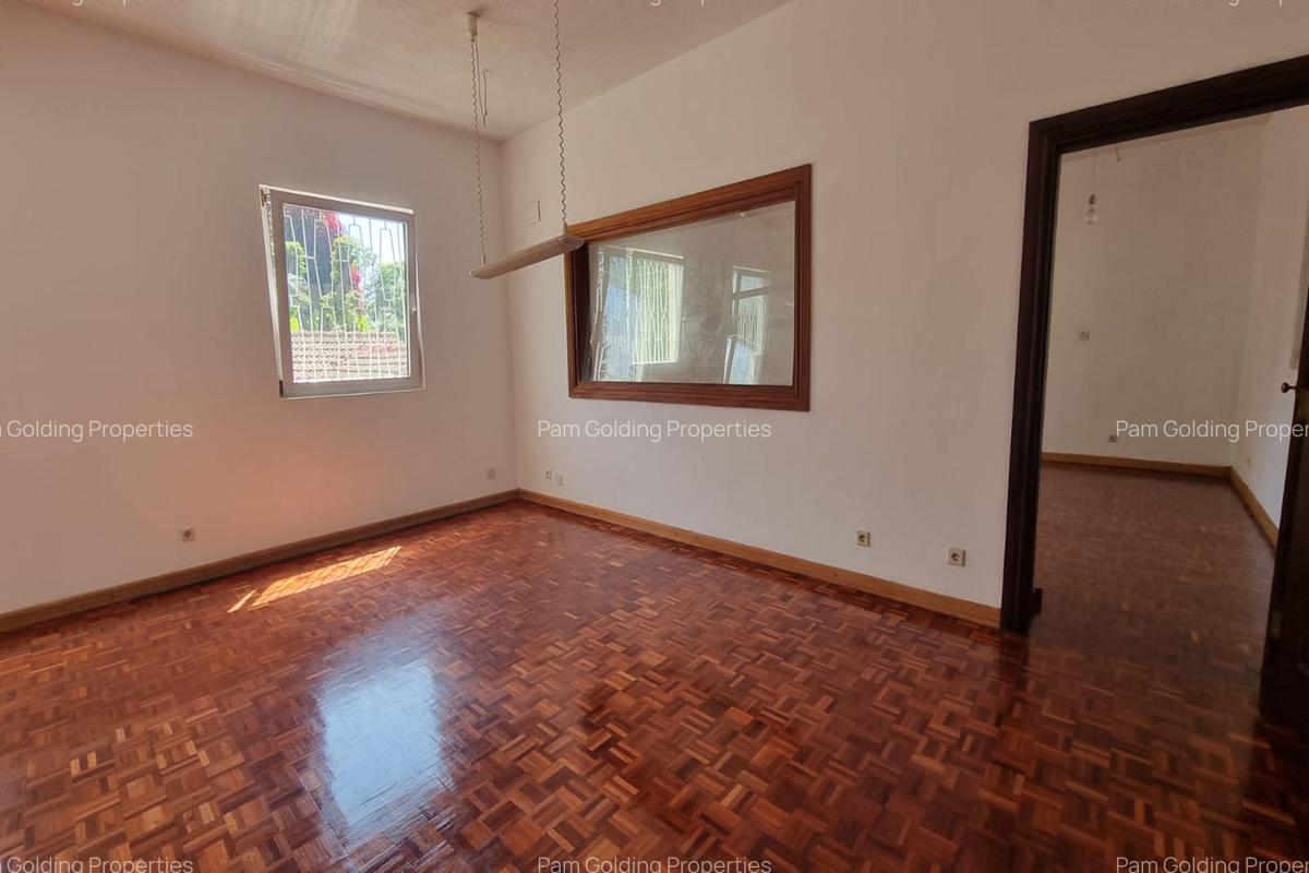 5 Bed House with Garden in Rosslyn - 13