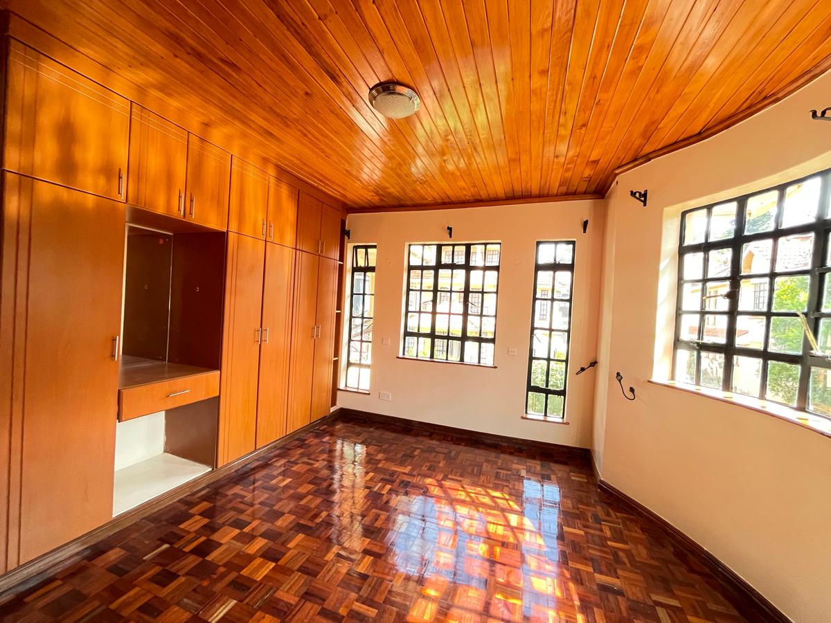 5 Bed Townhouse with En Suite in Lavington - 13