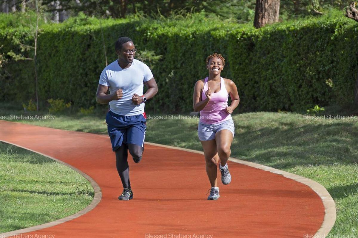 Serviced 1 Bed Apartment with En Suite in Garden Estate - 11