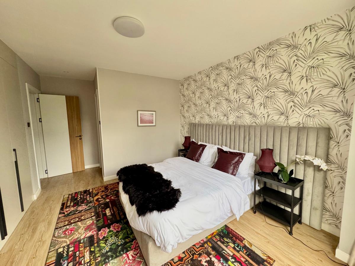 Furnished 2 Bed Apartment with En Suite in Brookside - 12