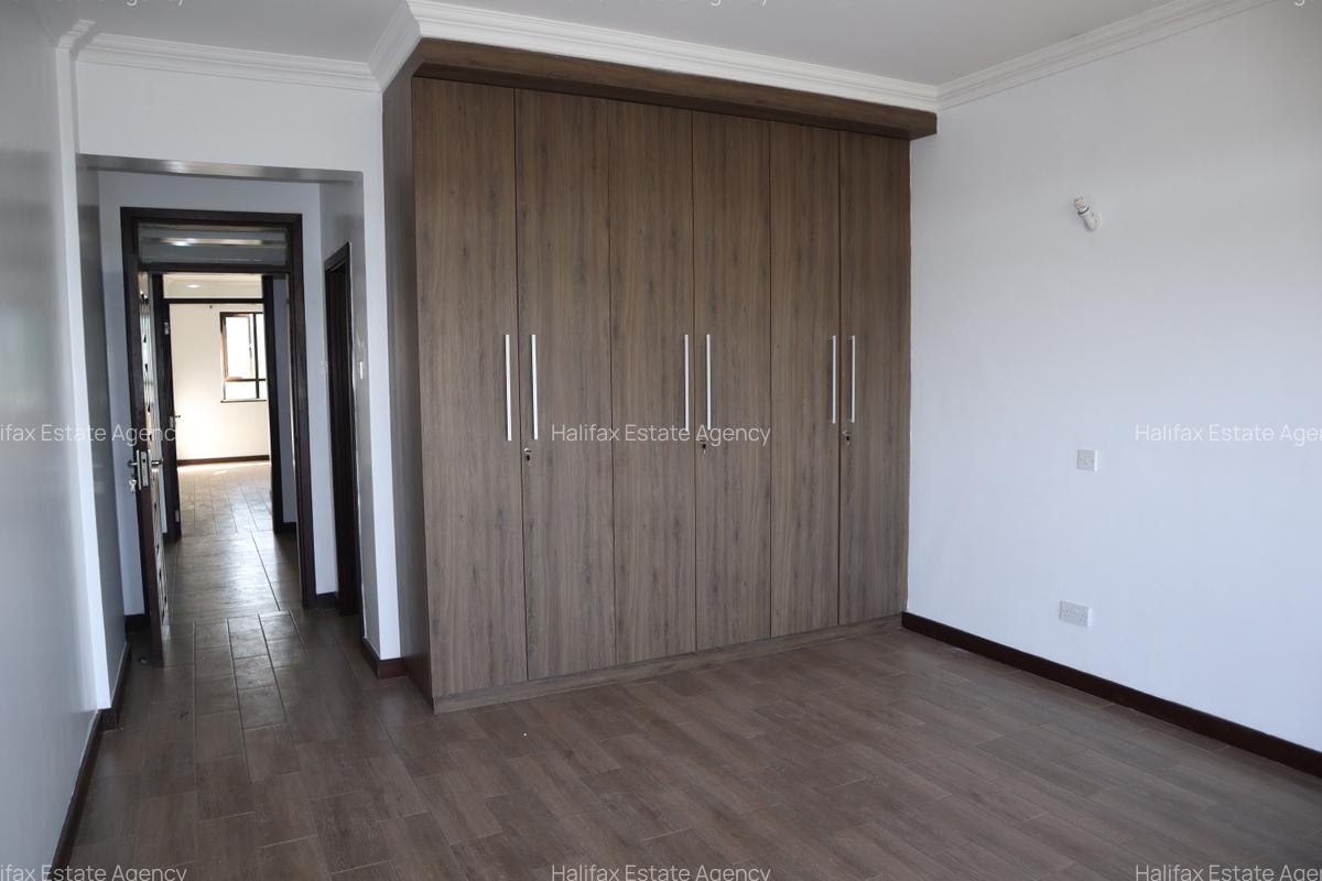 4 Bed Apartment with En Suite in Parklands - 9