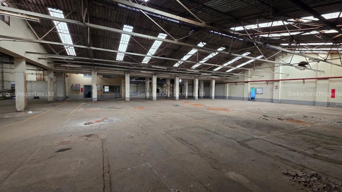 40,000 ft² Warehouse with Parking in Industrial Area - 1