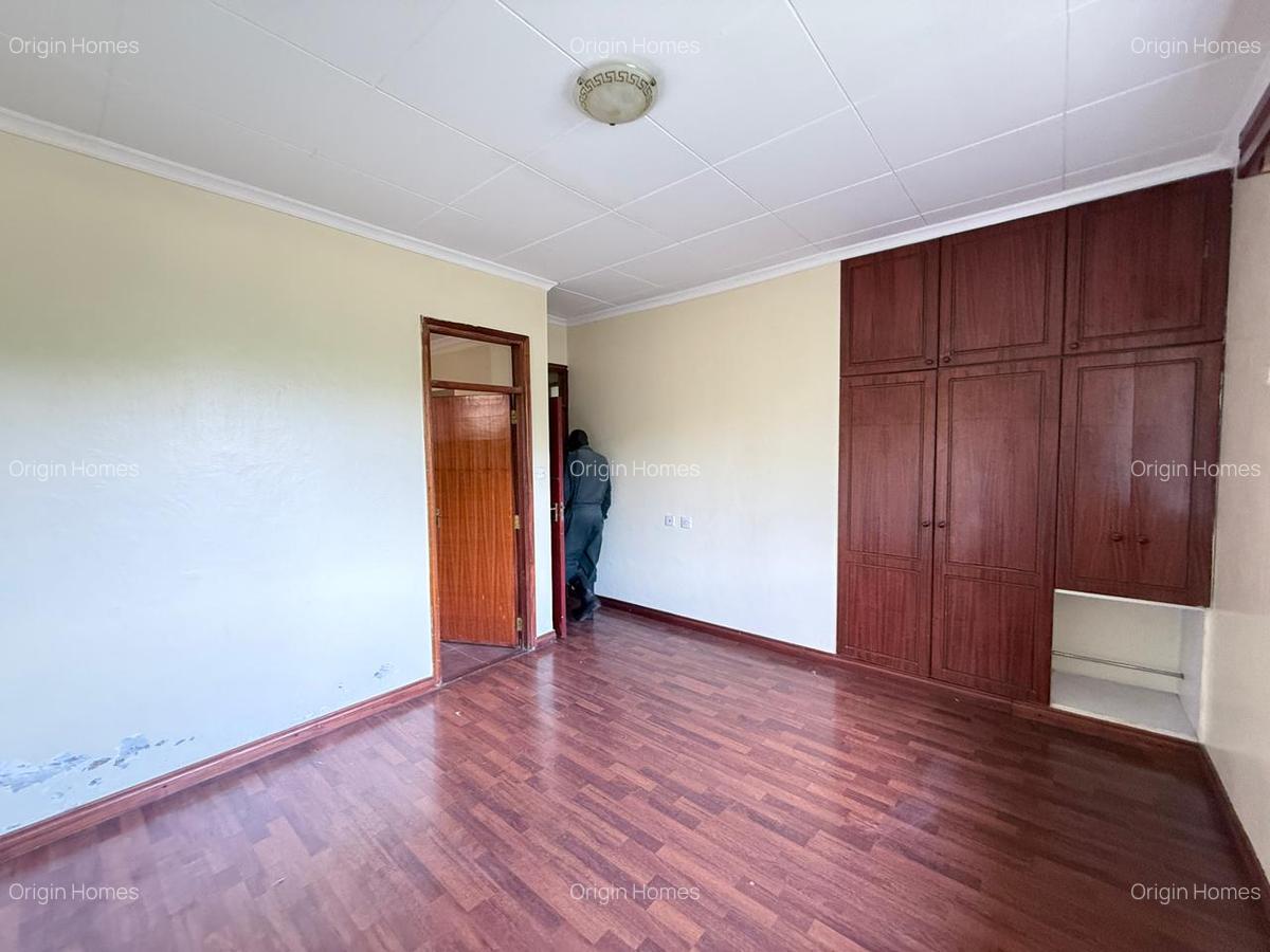 5 Bed House with En Suite at Lavington - 15
