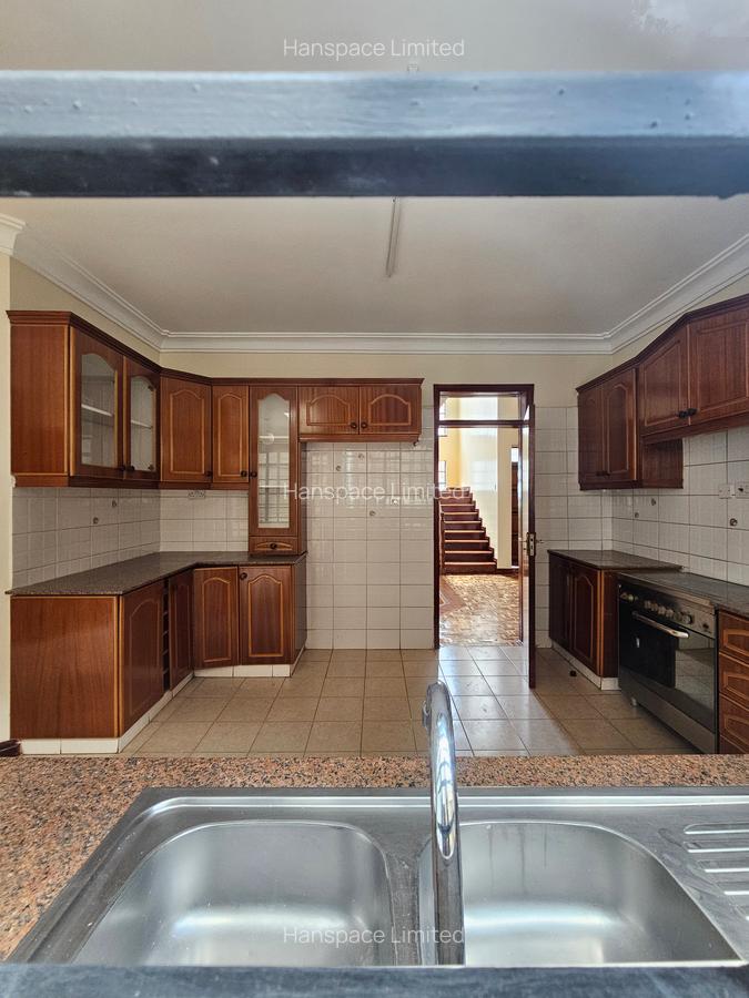 4 Bed Villa with En Suite at Kaputei Road - 3