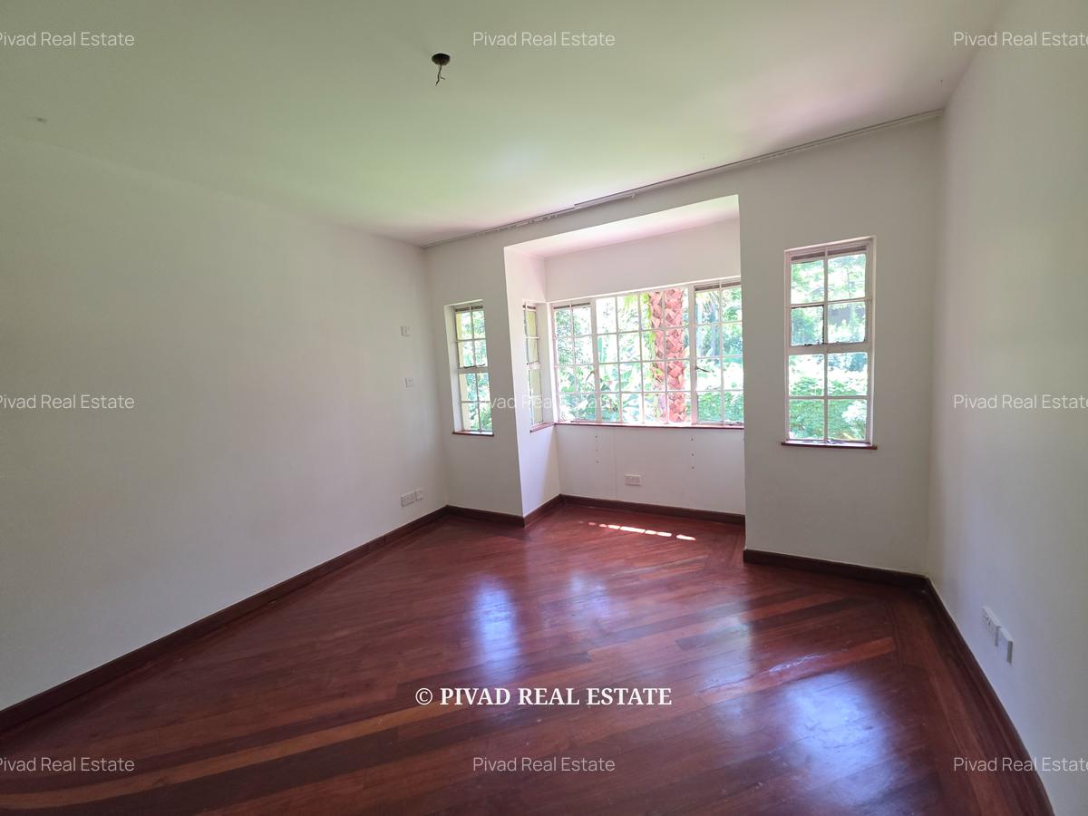 5 Bed House with Swimming Pool in Rosslyn - 11